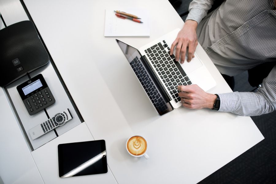 How To Run a Business While Still in Uni (Using Smart Data Tech Tools)